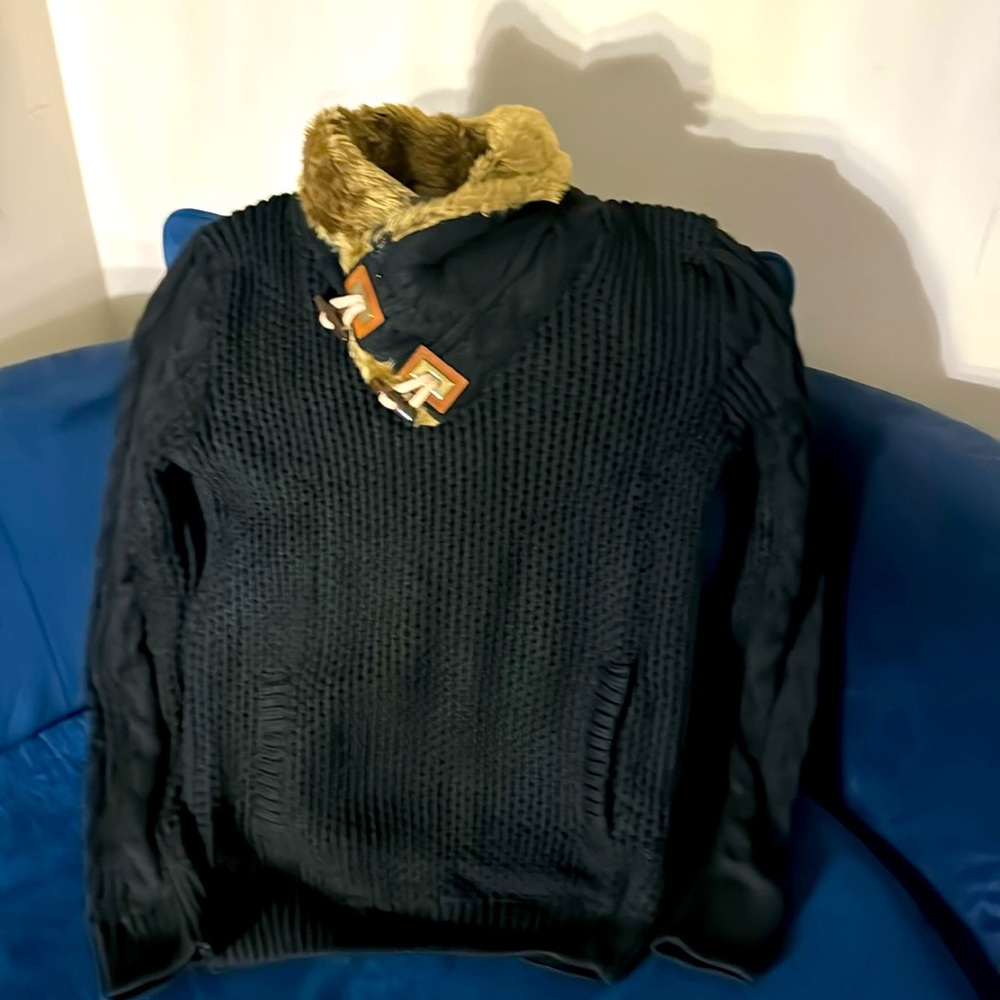 Black sweater with fur on collar new